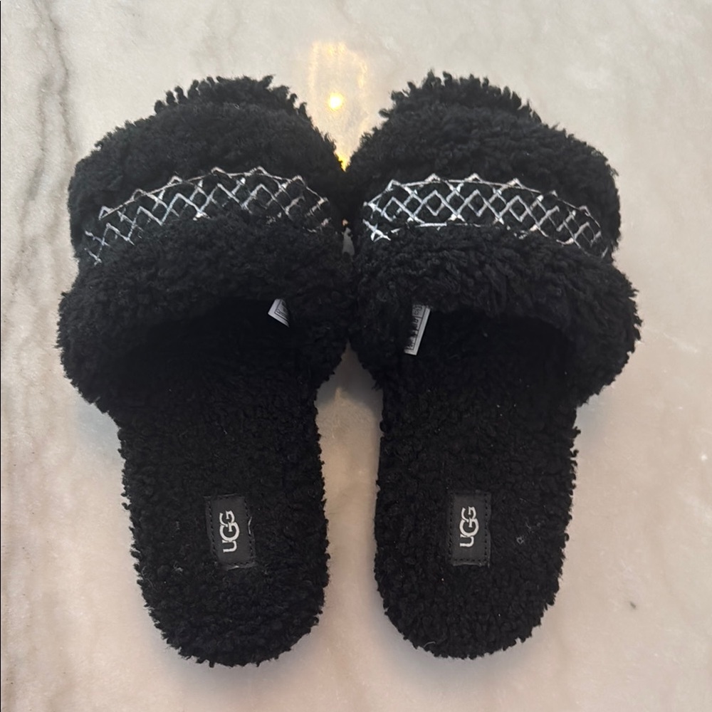 UGG Black Fuzzy Slippers 8 like new